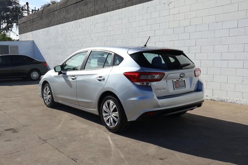 Subaru Impreza Vehicle Full-screen Gallery Image 08