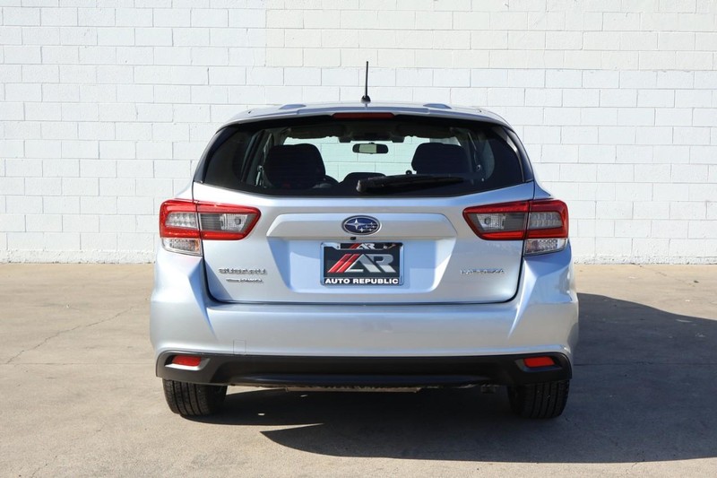 Subaru Impreza Vehicle Full-screen Gallery Image 10