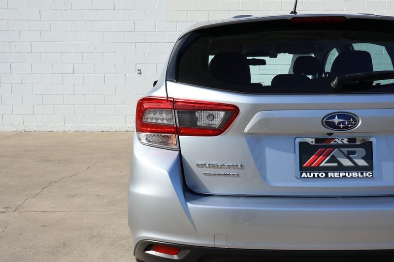 Subaru Impreza Vehicle Full-screen Gallery Image 11