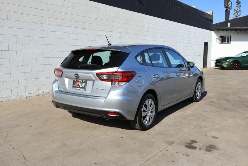 Subaru Impreza Vehicle Full-screen Gallery Image 13