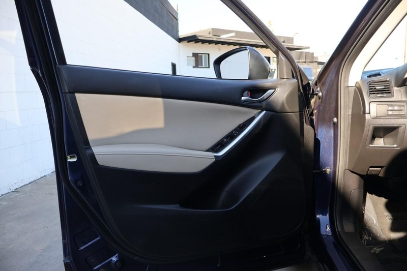 Mazda CX-5 Vehicle Full-screen Gallery Image 15