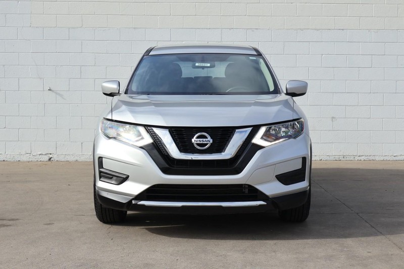 Nissan Rogue Vehicle Full-screen Gallery Image 02