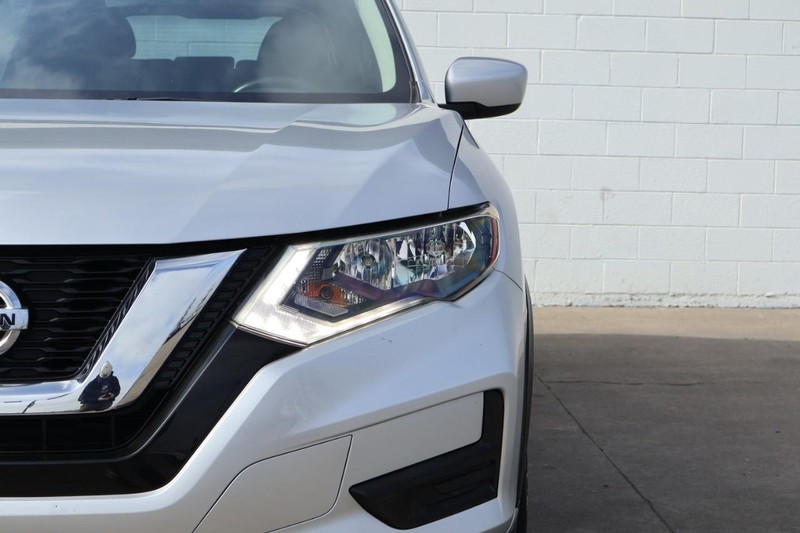 Nissan Rogue Vehicle Full-screen Gallery Image 03