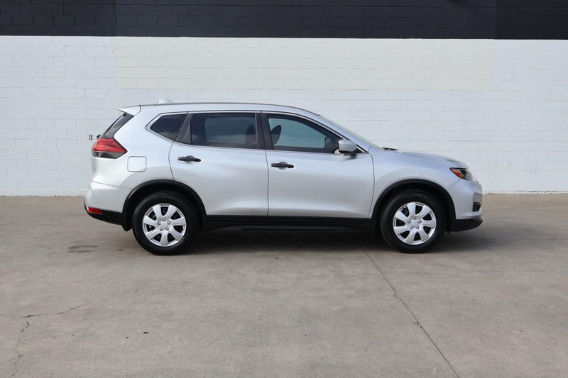 Nissan Rogue Vehicle Full-screen Gallery Image 04