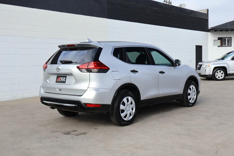 Nissan Rogue Vehicle Full-screen Gallery Image 05