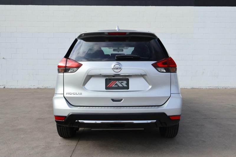 Nissan Rogue Vehicle Full-screen Gallery Image 06