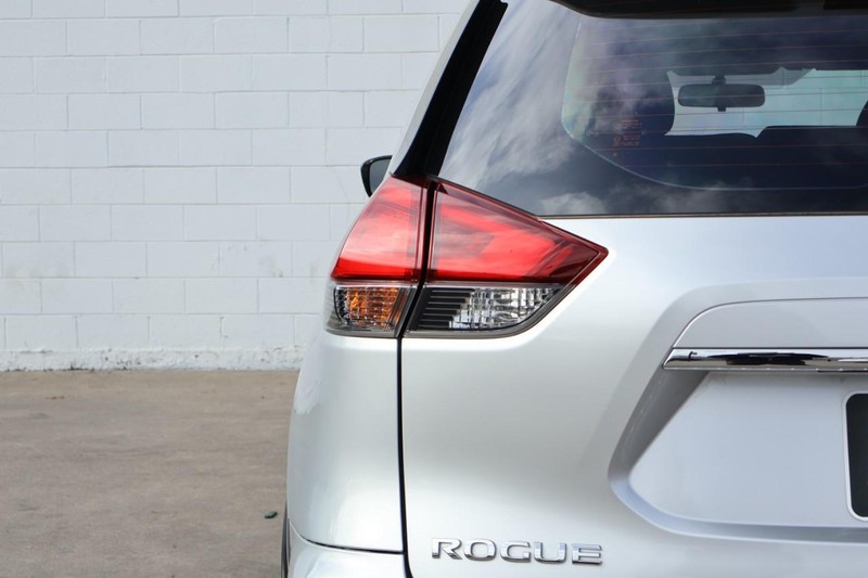 Nissan Rogue Vehicle Full-screen Gallery Image 07