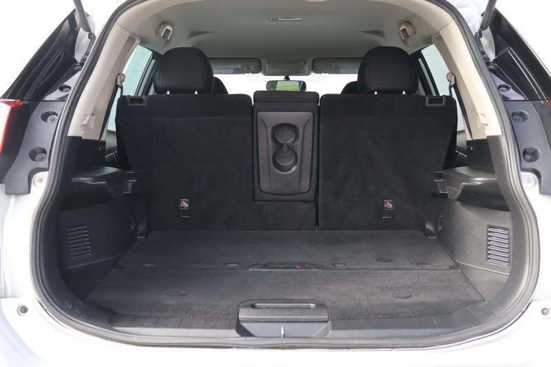 Nissan Rogue Vehicle Full-screen Gallery Image 08