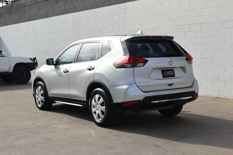 Nissan Rogue Vehicle Full-screen Gallery Image 09