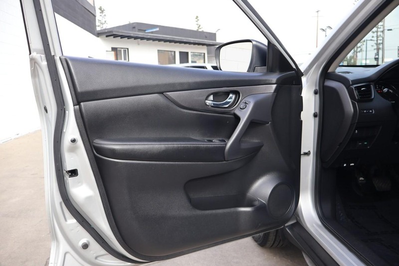 Nissan Rogue Vehicle Full-screen Gallery Image 14