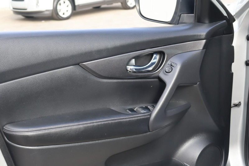 Nissan Rogue Vehicle Full-screen Gallery Image 15