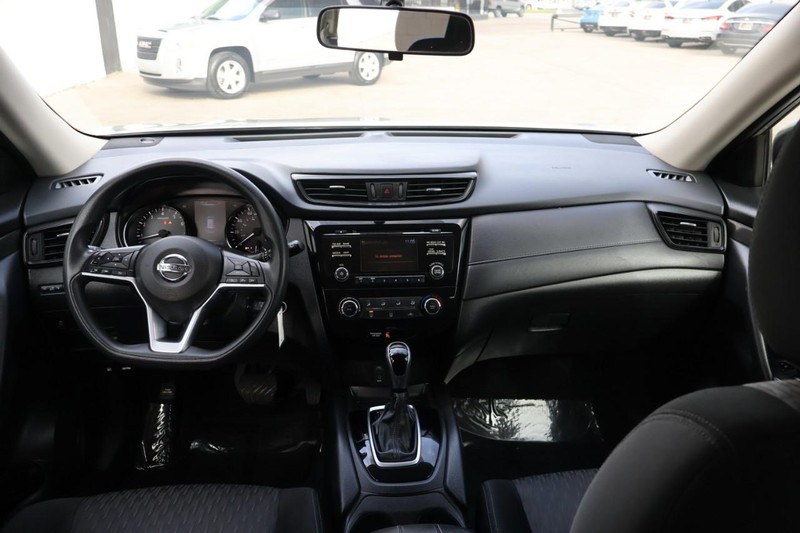 Nissan Rogue Vehicle Full-screen Gallery Image 23