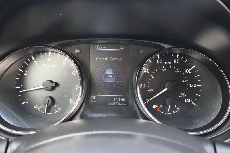 Nissan Rogue Vehicle Full-screen Gallery Image 24