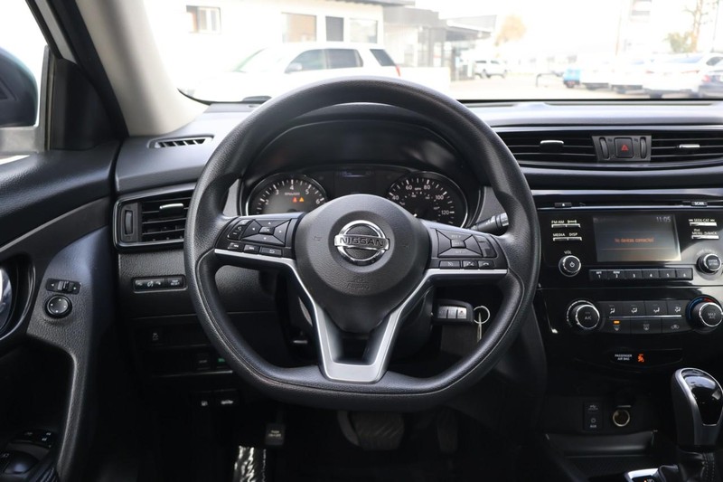 Nissan Rogue Vehicle Full-screen Gallery Image 25