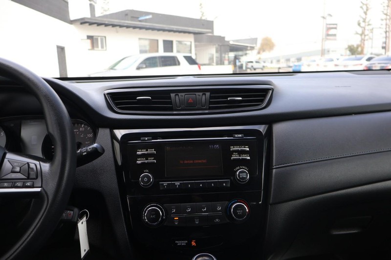 Nissan Rogue Vehicle Full-screen Gallery Image 28