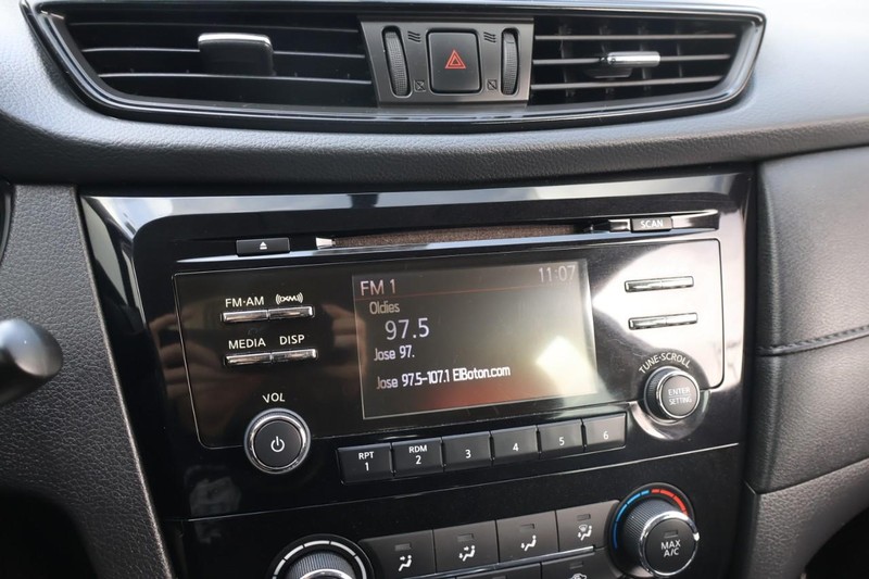 Nissan Rogue Vehicle Full-screen Gallery Image 29