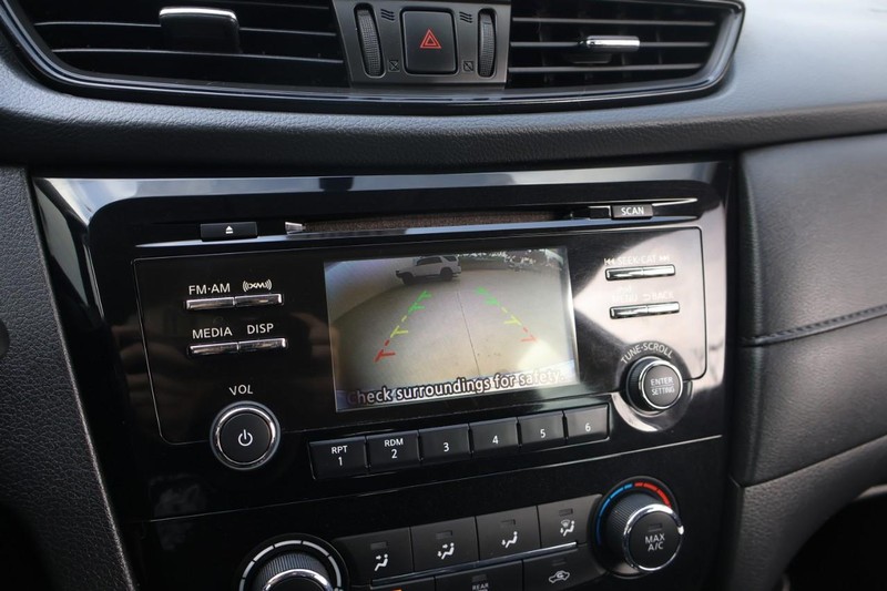 Nissan Rogue Vehicle Full-screen Gallery Image 30