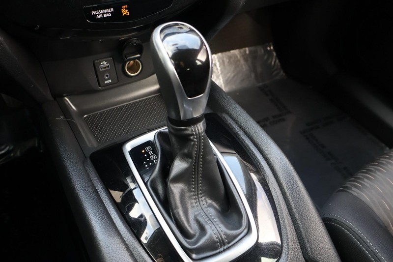 Nissan Rogue Vehicle Full-screen Gallery Image 32