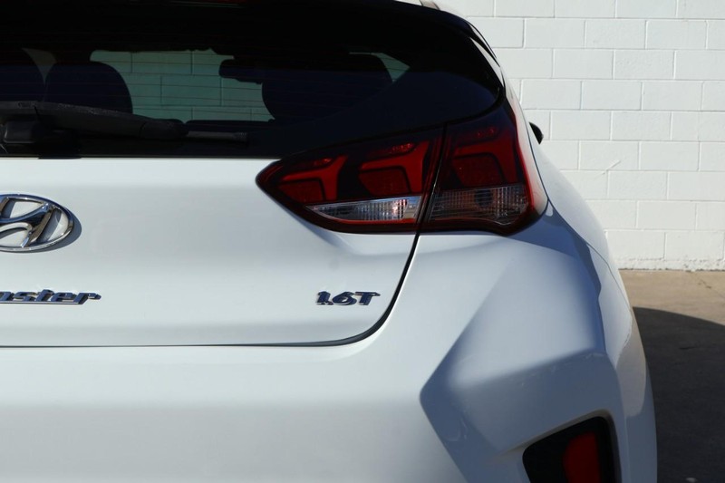 Hyundai Veloster Vehicle Full-screen Gallery Image 07