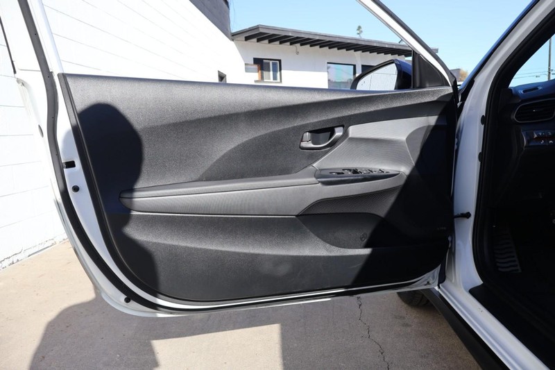 Hyundai Veloster Vehicle Full-screen Gallery Image 15