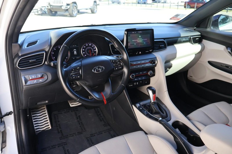Hyundai Veloster Vehicle Full-screen Gallery Image 17