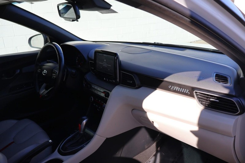 Hyundai Veloster Vehicle Full-screen Gallery Image 22