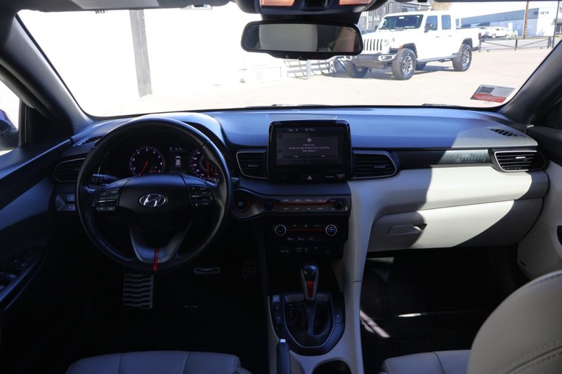 Hyundai Veloster Vehicle Full-screen Gallery Image 24