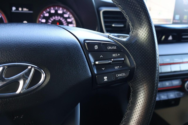 Hyundai Veloster Vehicle Full-screen Gallery Image 28