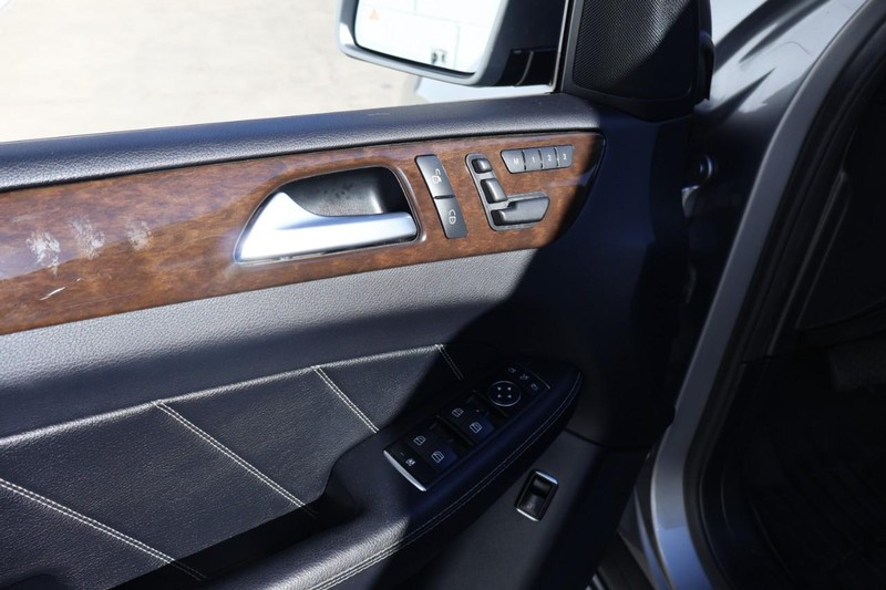 Mercedes-Benz GL 450 Vehicle Full-screen Gallery Image 16