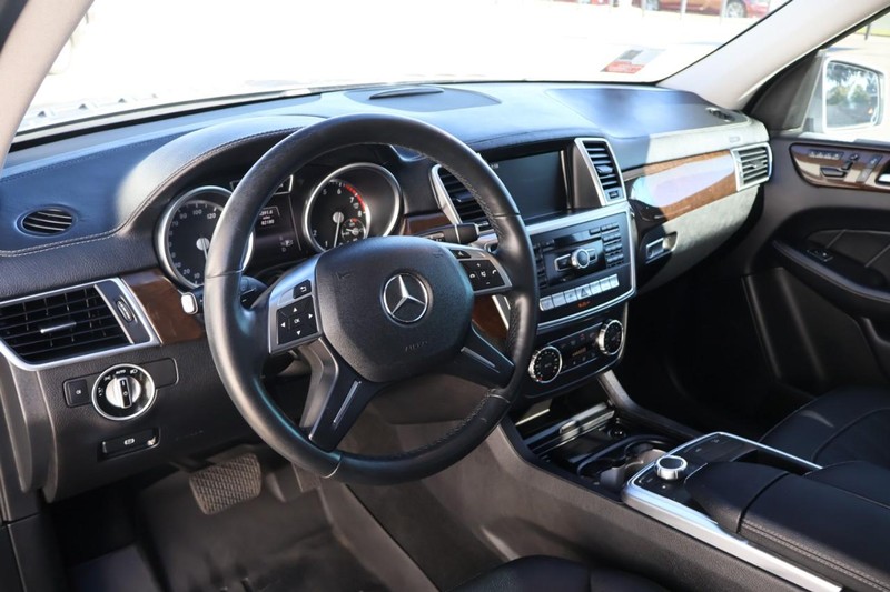 Mercedes-Benz GL 450 Vehicle Full-screen Gallery Image 17