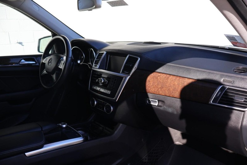 Mercedes-Benz GL 450 Vehicle Full-screen Gallery Image 21