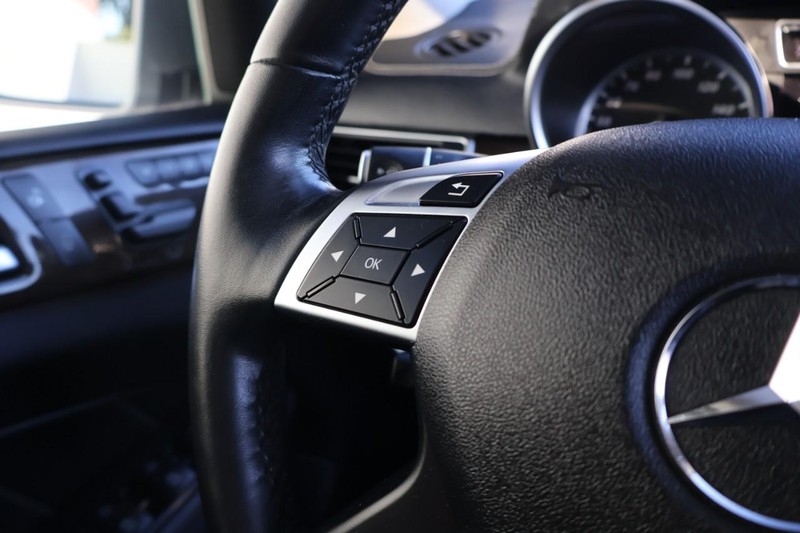 Mercedes-Benz GL 450 Vehicle Full-screen Gallery Image 29