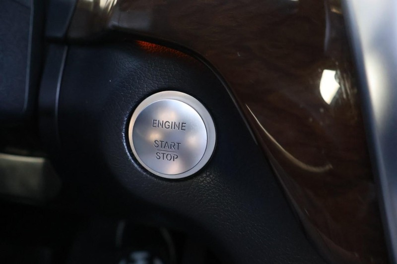 Mercedes-Benz GL 450 Vehicle Full-screen Gallery Image 31