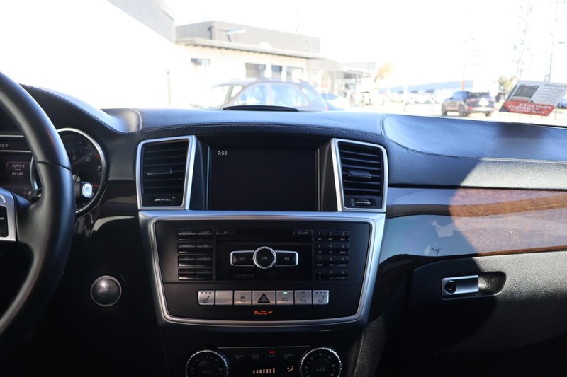 Mercedes-Benz GL 450 Vehicle Full-screen Gallery Image 32