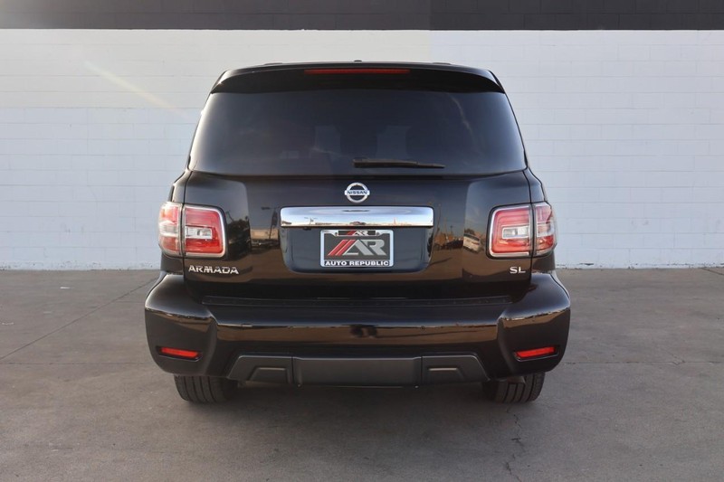 Nissan Armada Vehicle Full-screen Gallery Image 06