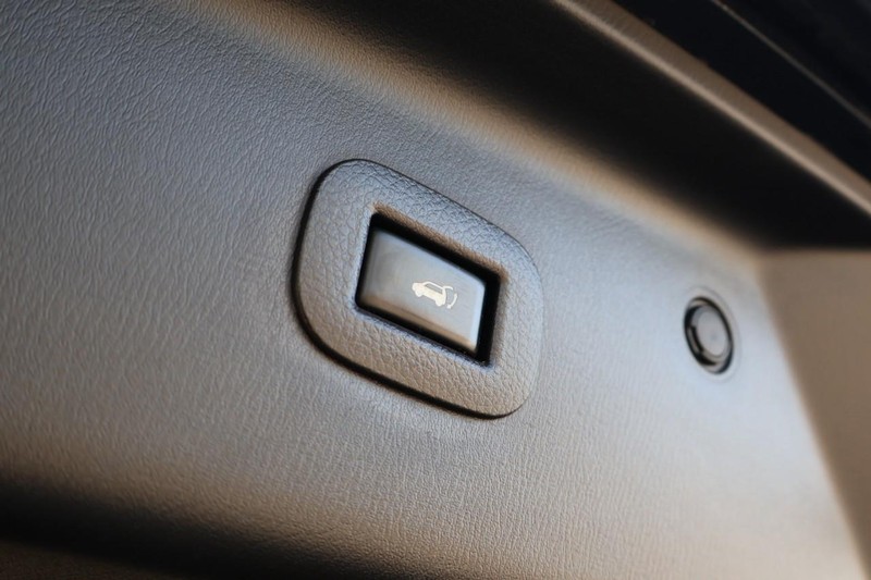 Nissan Armada Vehicle Full-screen Gallery Image 09