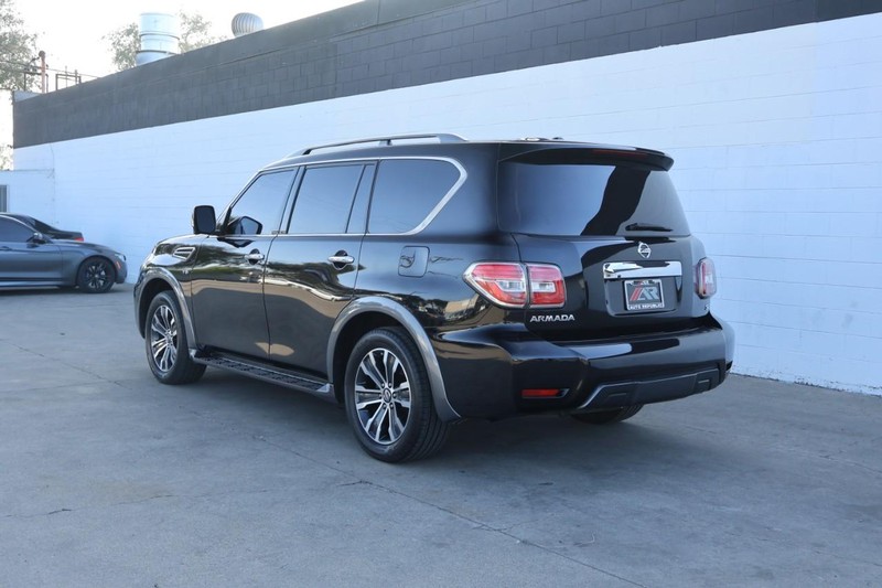 Nissan Armada Vehicle Full-screen Gallery Image 10