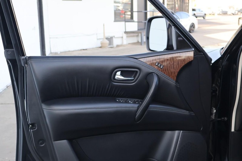 Nissan Armada Vehicle Full-screen Gallery Image 16