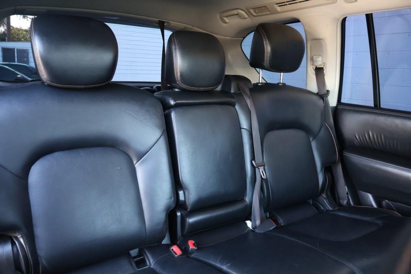 Nissan Armada Vehicle Full-screen Gallery Image 23