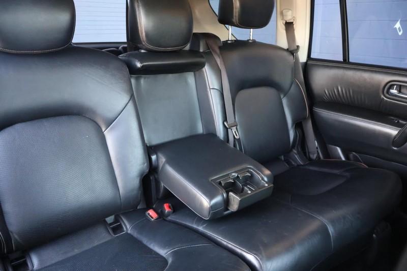 Nissan Armada Vehicle Full-screen Gallery Image 24