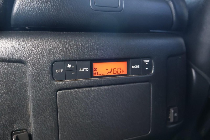 Nissan Armada Vehicle Full-screen Gallery Image 25