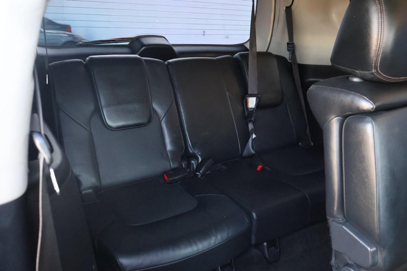 Nissan Armada Vehicle Full-screen Gallery Image 26