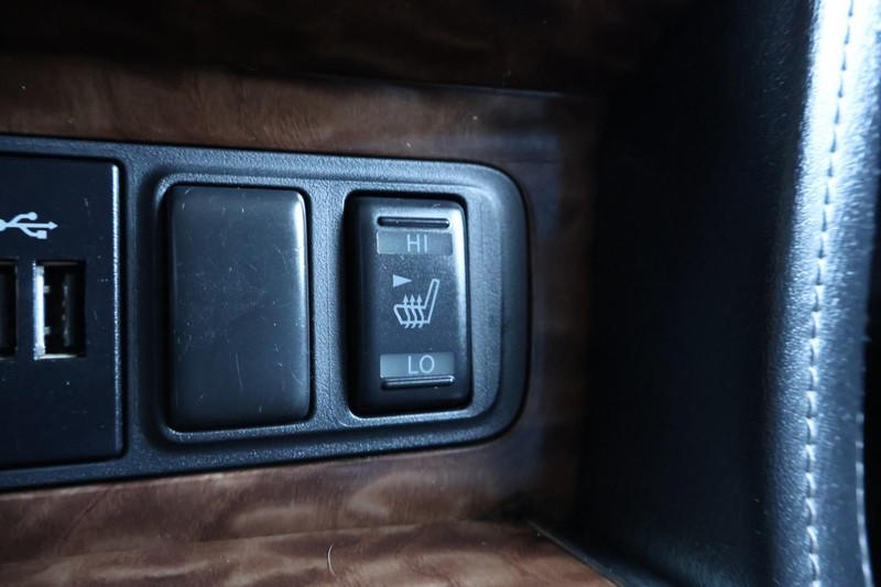 Nissan Armada Vehicle Full-screen Gallery Image 38