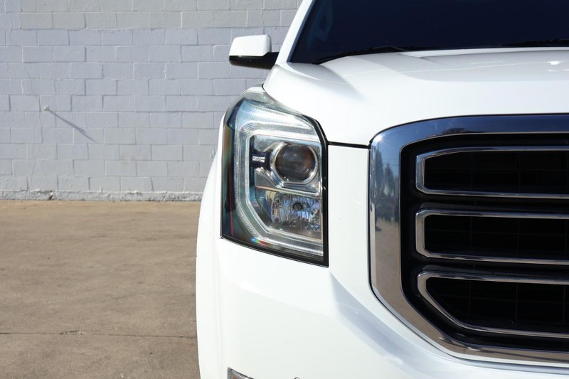 GMC Yukon Vehicle Full-screen Gallery Image 03