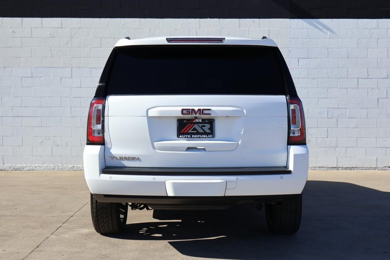 GMC Yukon Vehicle Full-screen Gallery Image 06