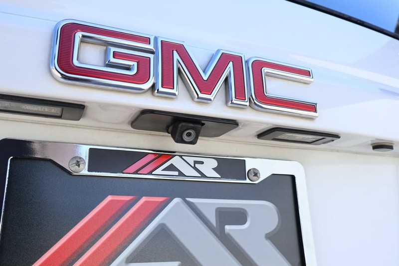 GMC Yukon Vehicle Full-screen Gallery Image 08