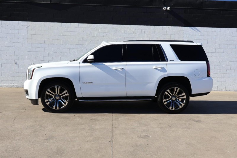 GMC Yukon Vehicle Full-screen Gallery Image 12