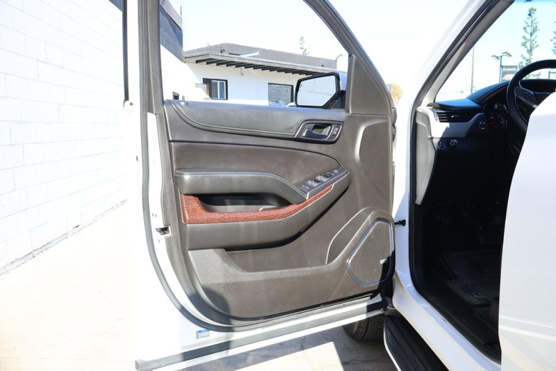 GMC Yukon Vehicle Full-screen Gallery Image 16