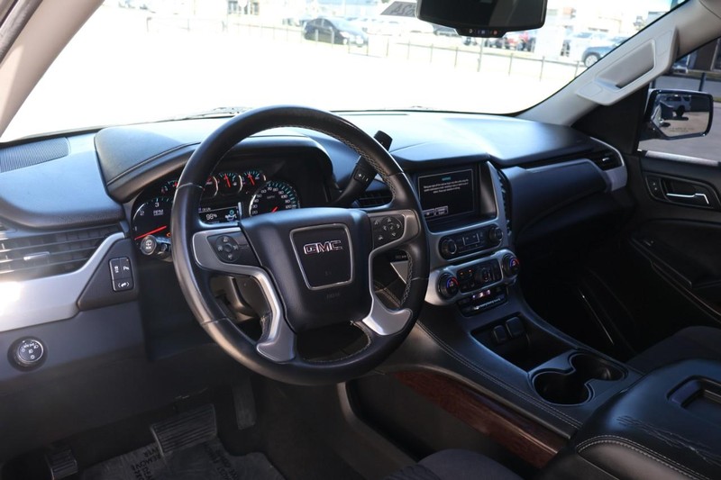 GMC Yukon Vehicle Full-screen Gallery Image 18