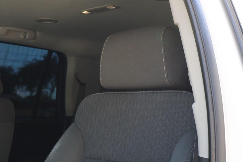 GMC Yukon Vehicle Full-screen Gallery Image 21